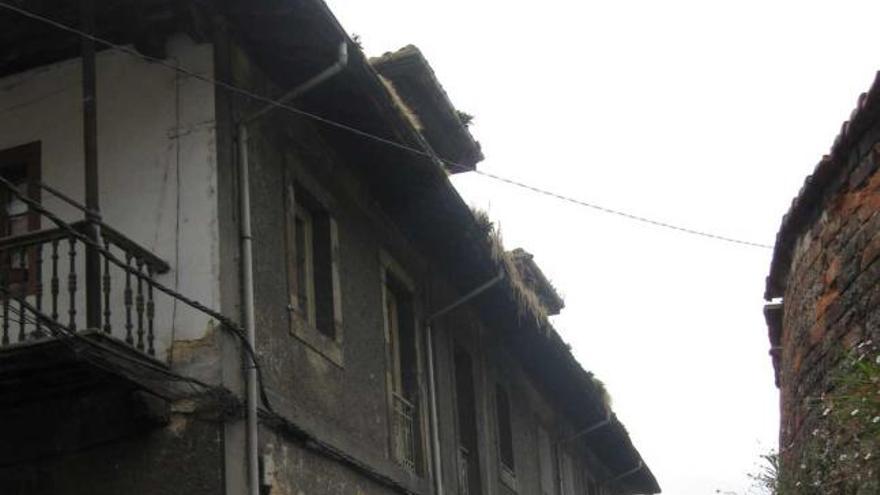 Un edificio del casco antiguo de Pola de Siero. / manuel noval moro