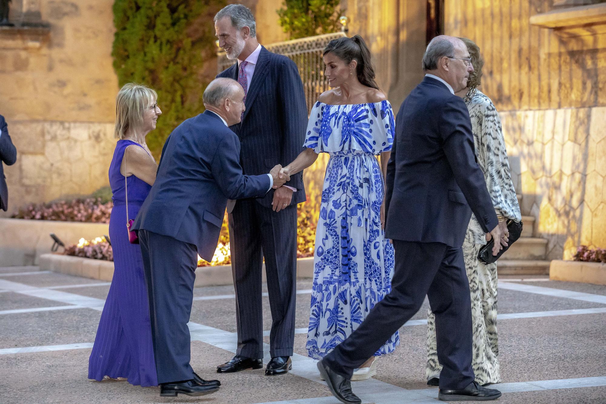 Mira aquí todas las fotos de la visita de los Reyes al Palacio Marivent para recibir a la sociedad balear