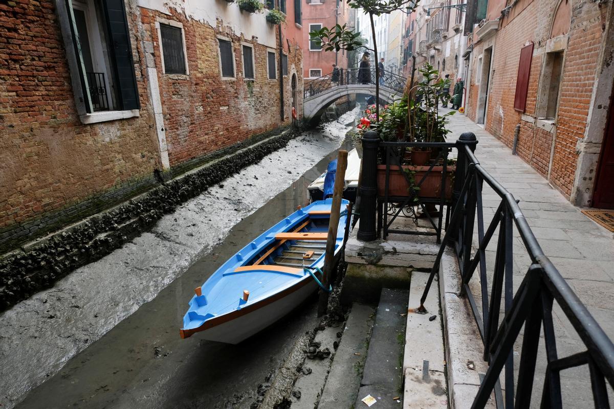 Venecia ha estado luchando durante muchos días con la marea baja, lo que está comenzando a crear serios problemas también para la navegabilidad.