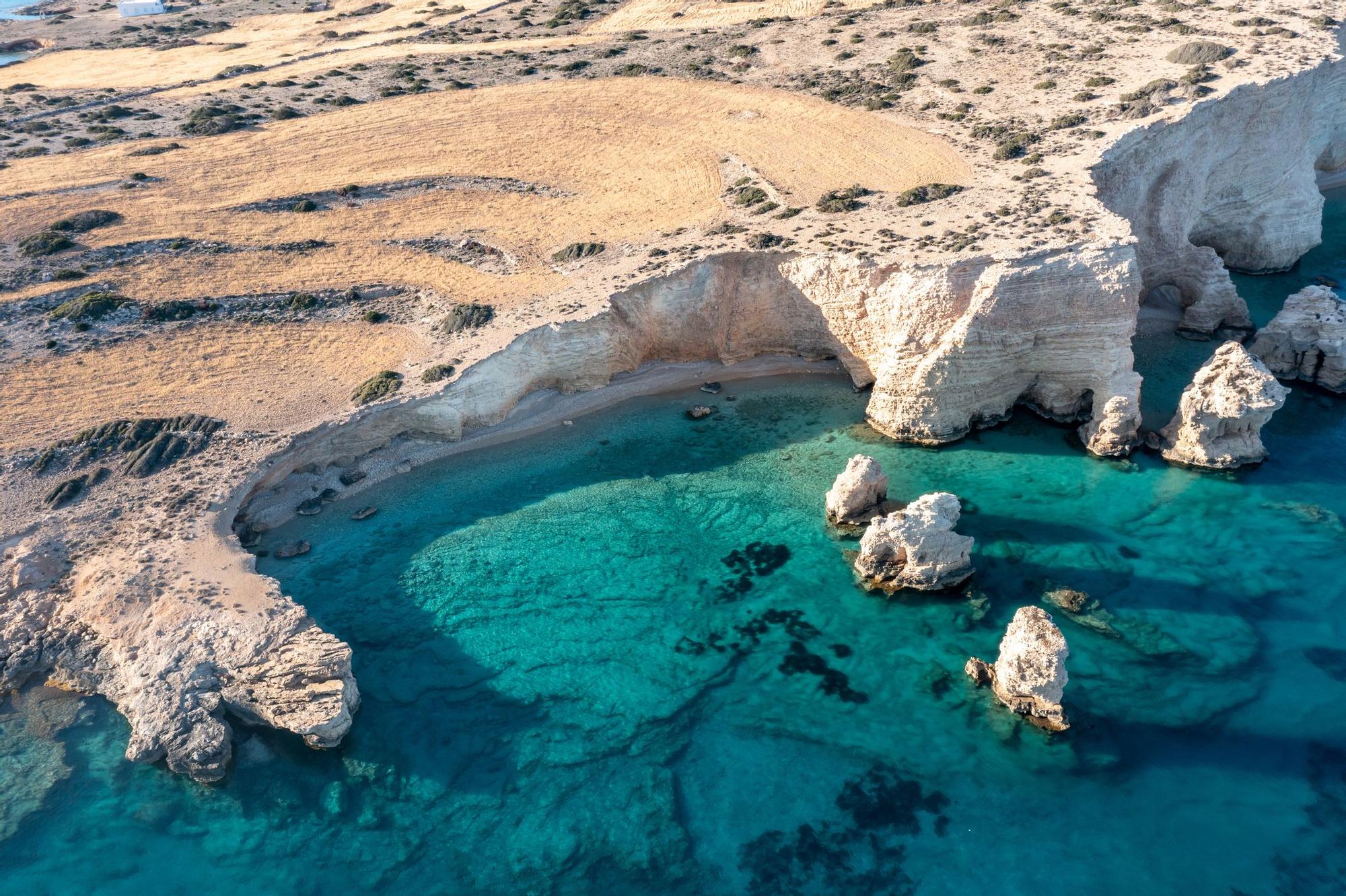 Estas pequeñas islas griegas conservan el verano de hace décadas: playas transparentes, tabernas sencillas y cenas junto al mar