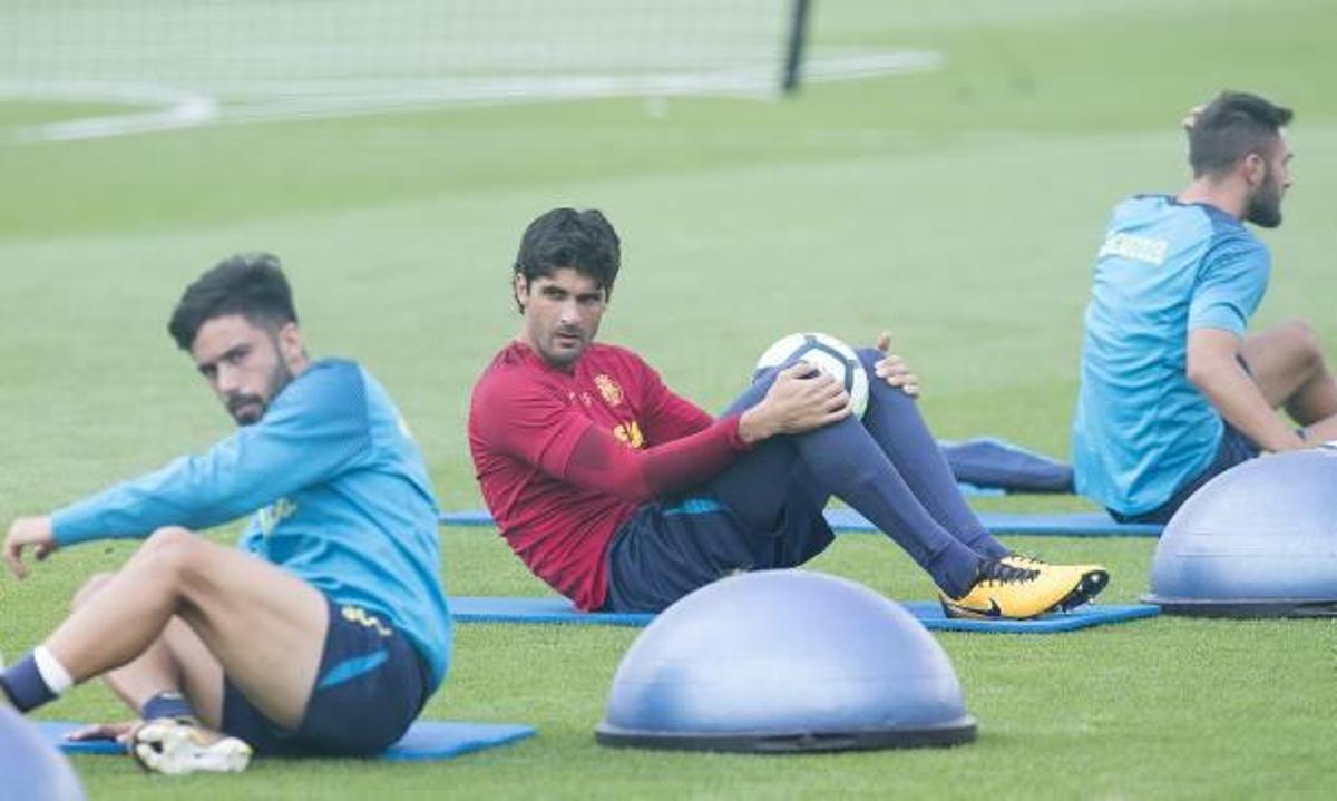 Mariano Barbosa realiza estiramientos tras una sesión preparatoria del Villarreal.