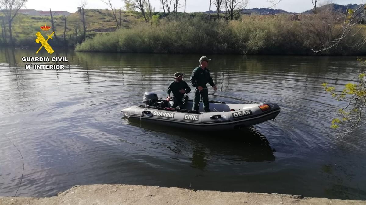 Agentes de la Guardia Civil en el río Jerte