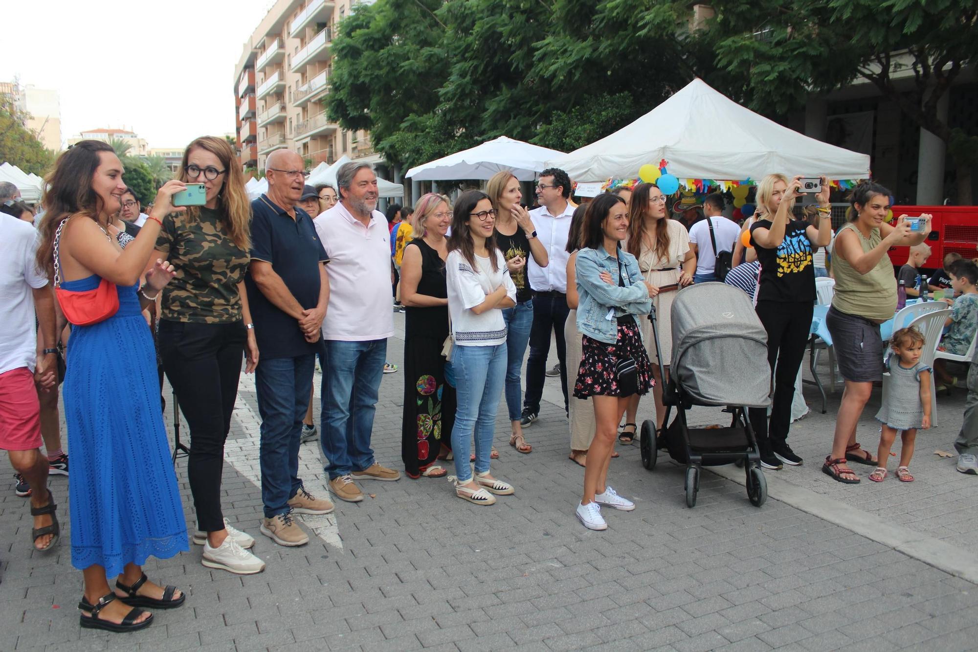 La Feria de Asociaciones llena la calle la Vía de entidades sin ánimo de lucro