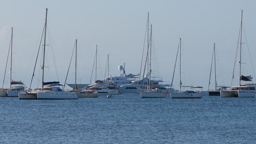 El horizonte de Ibiza queda oculto tras los barcos