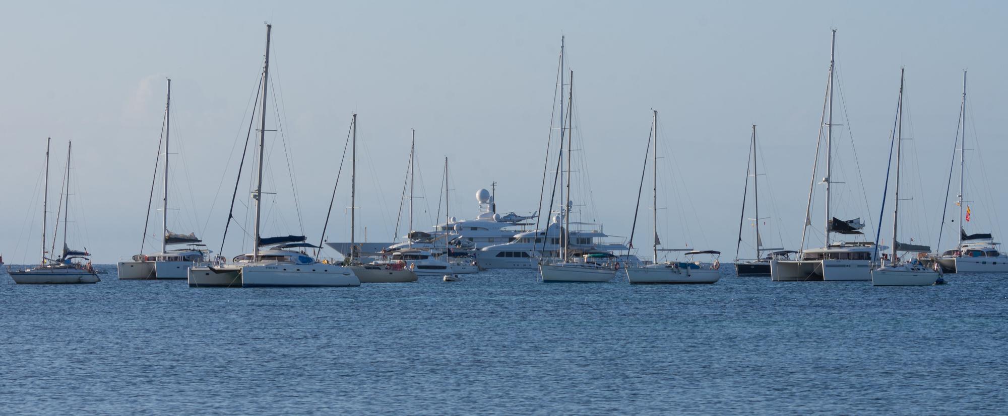 El horizonte de Ibiza queda oculto tras los barcos