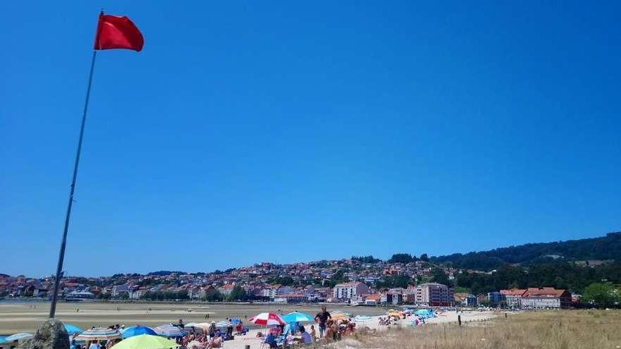 Restos de los excrementos que obligaron al cierre de la playa. // S.Á.