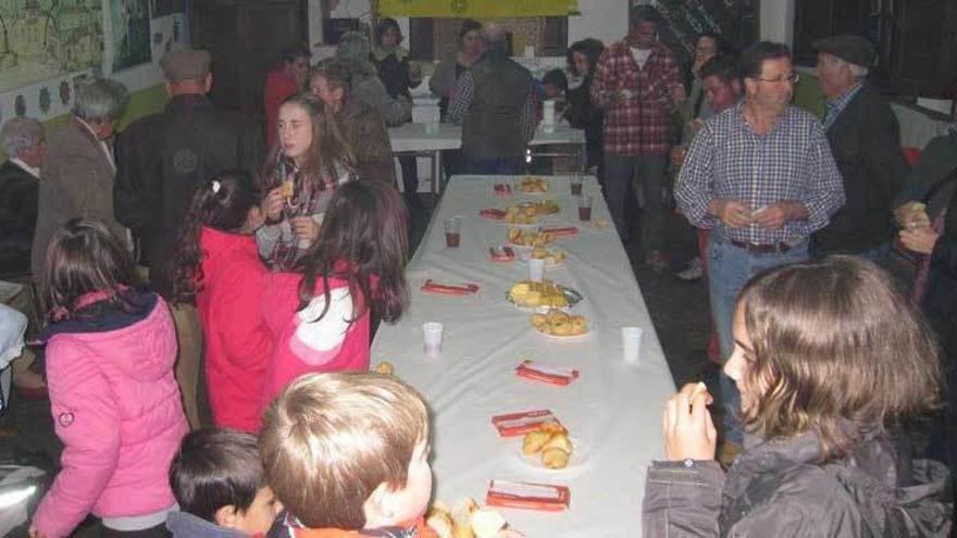 Los vecinos, durante la celebración del amagüestu.