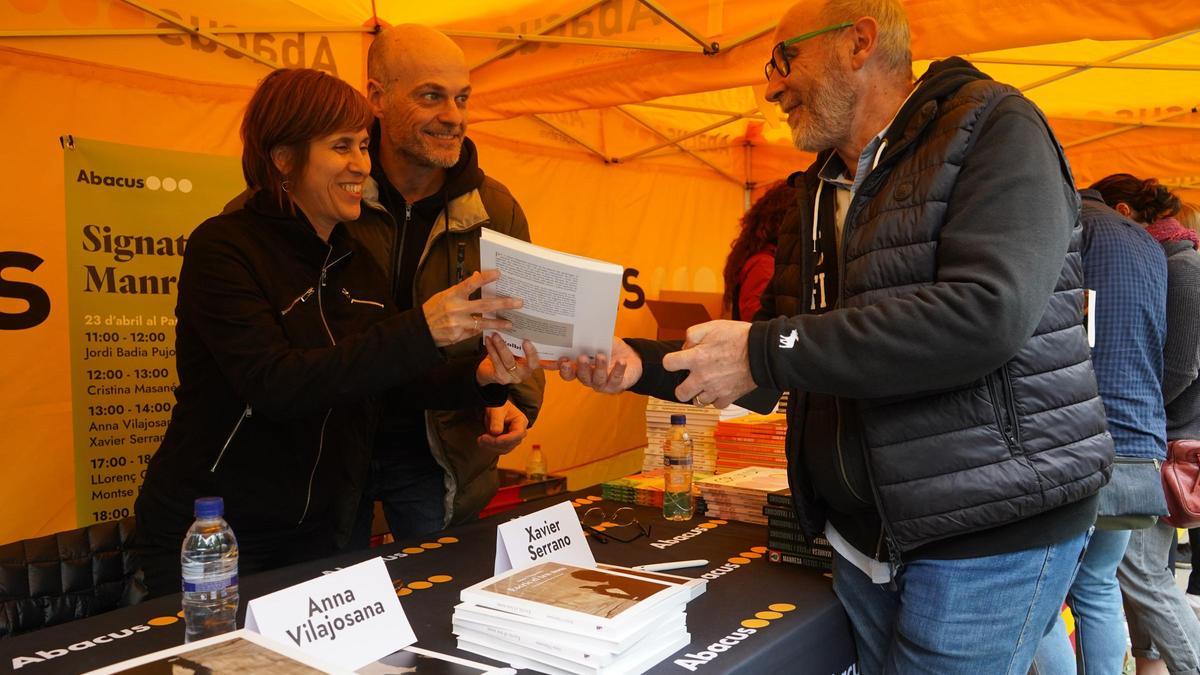 La periodista Anna Vilajosana i el fotògraf Xavier Serrano durant la signatura del seu llibre