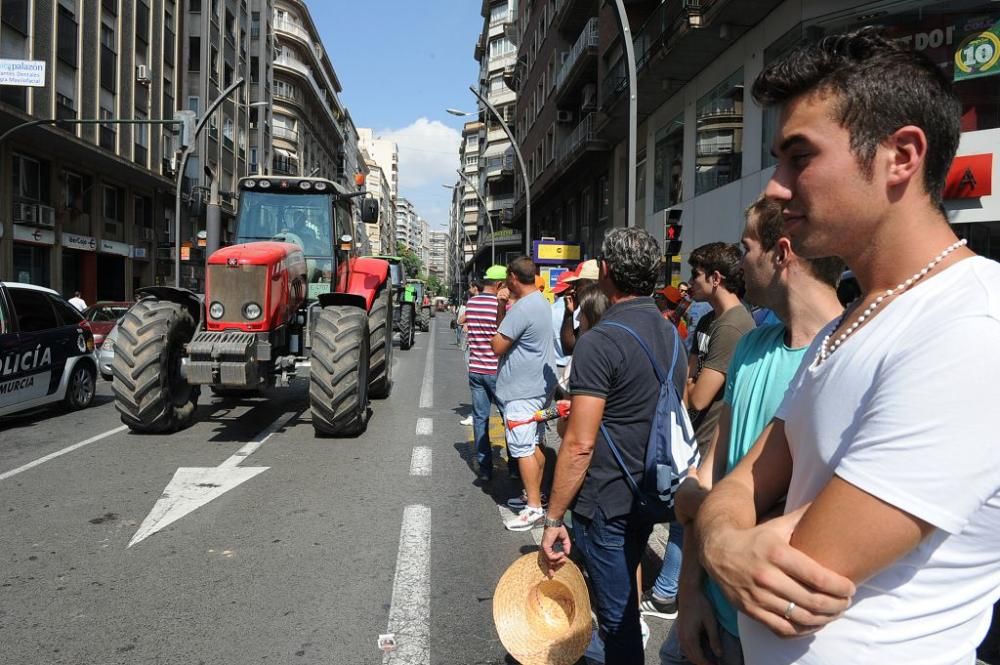 La Gran Vía de Murcia, paralizada por los agricultores