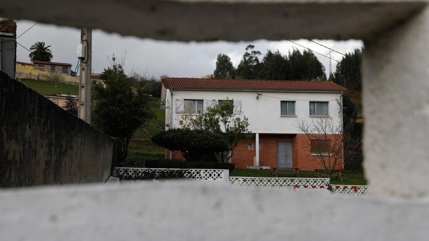 Los niños de Naveces van a clase en días alternos en protesta por las deficiencias del colegio