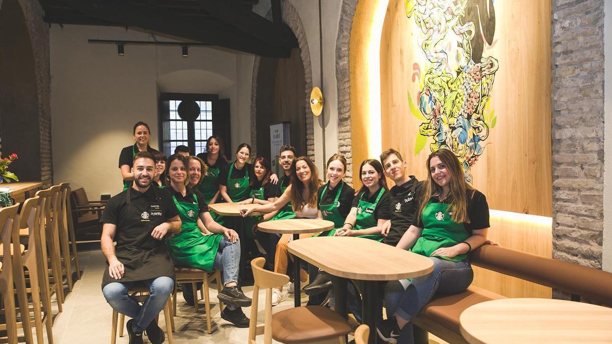 El personal de la nueva tienda de Starbucks en Córdoba, ubicada frente a la Mezquita-Catedral, posa antes de la apertura.