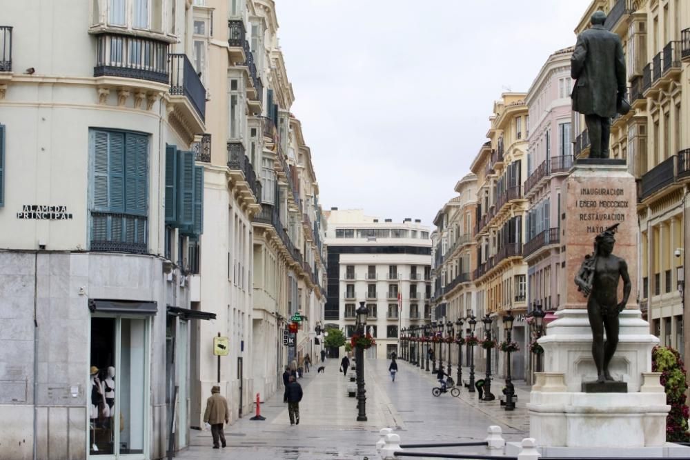 Calles vacías e inhóspitas en lo que era un Centro de Málaga bullicioso y lleno de actividad.