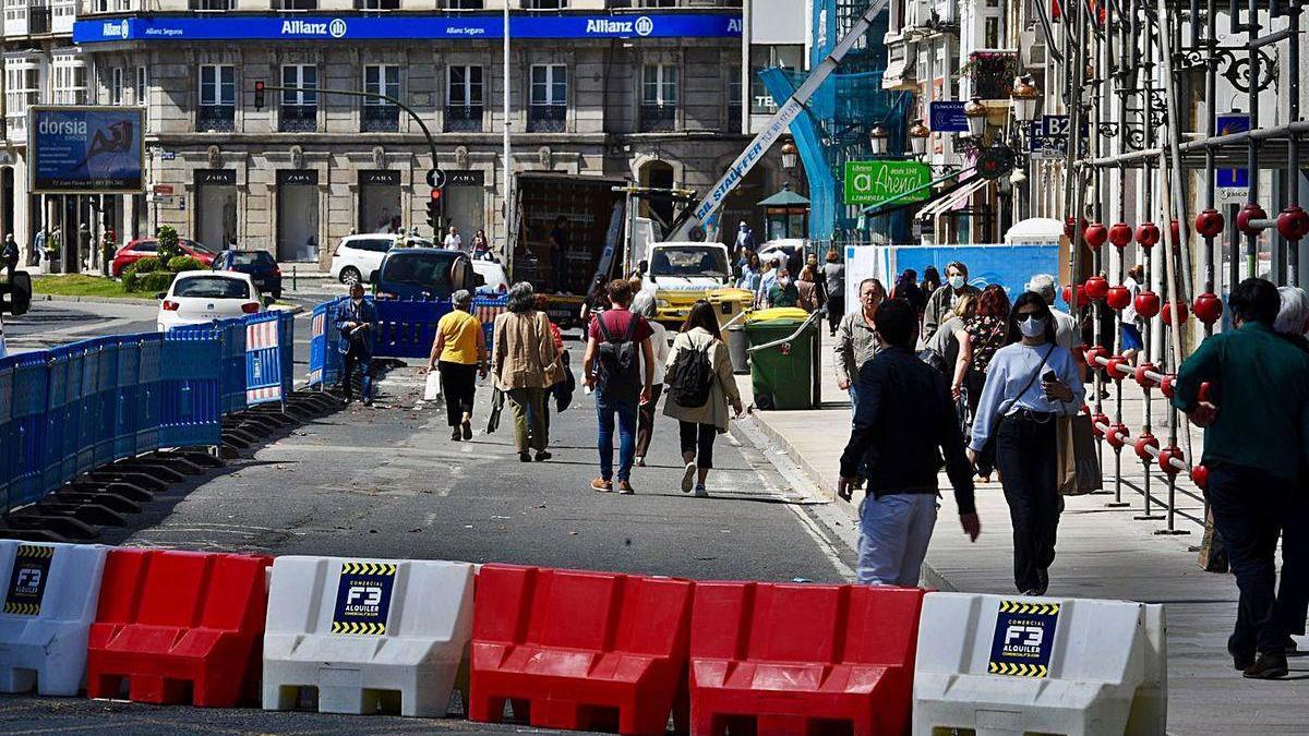 Peatones por el carril habilitado para caminar en el Cantón Pequeño.