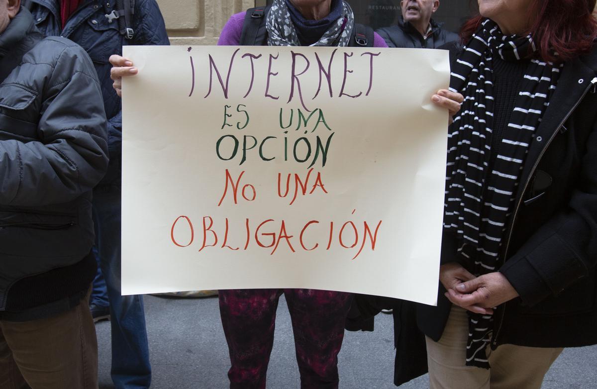 Protesta ante la Seguridad Social de ciudadanos por la obligación de tramitarlo todo por internet.