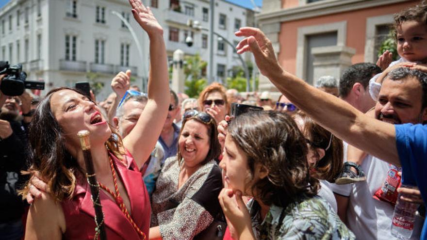 Numerosas personas saludan a la nueva alcaldesa.