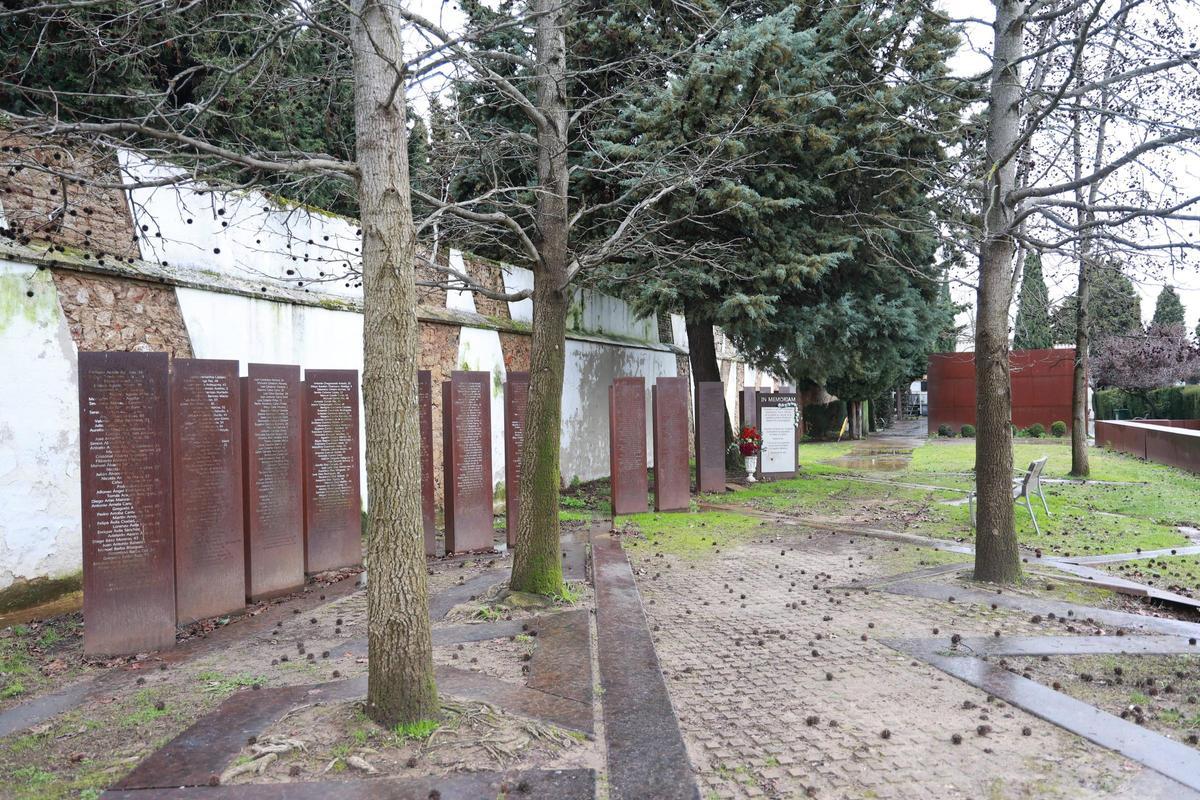 Galería | Zona en la que está el memorial a las víctimas en el cementerio de Cáceres