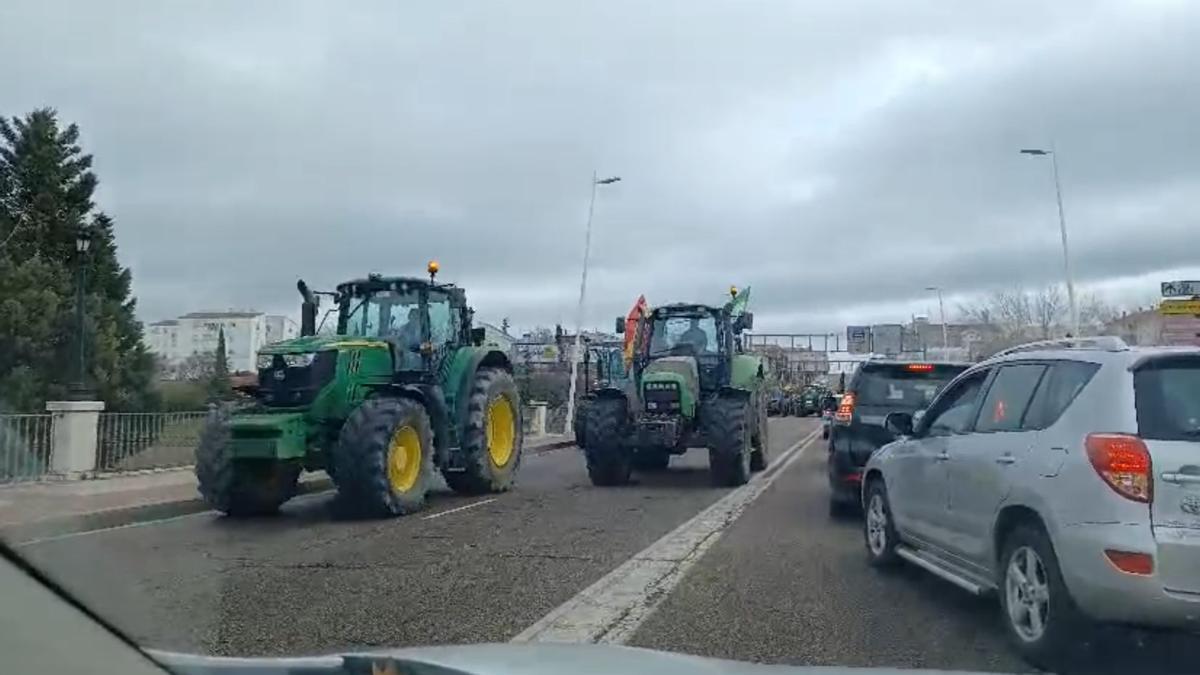 Tractorada a su paso por la autopista de Badajoz