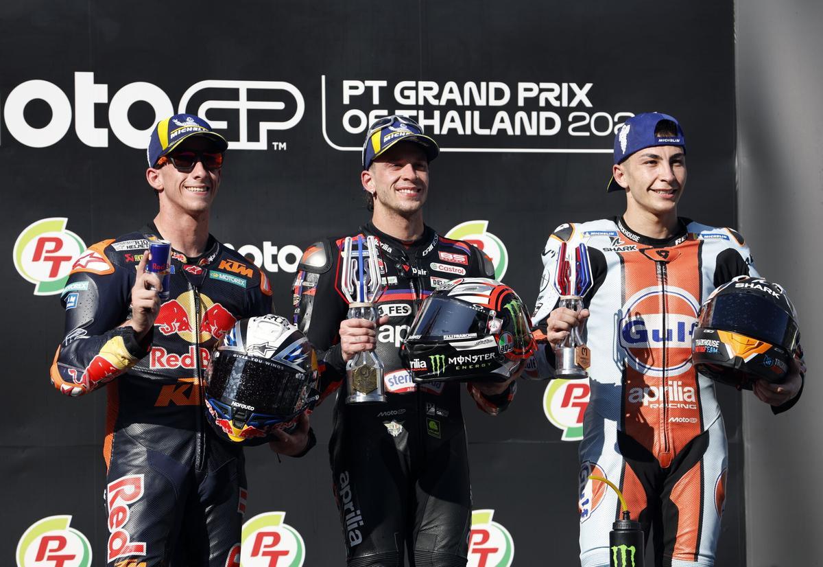 Buriram (Thailand), 01/03/2026.- First placed Italian MotoGP rider Marco Bezzecchi (C) of Aprilia Racing, second placed Spanish MotoGP rider Pedro Acosta (L) of Red Bull KTM Factory Racing, and third placed Spanish MotoGP rider Raul Fernandez (R) of Trackhouse MotoGP Team pose on the podium after the MotoGP race of the Motorcycling Grand Prix of Thailand at Chang International Circuit, Buriram province, Thailand, 01 March 2026. (Motociclismo, Tailandia) EFE/EPA/RUNGROJ YONGRIT