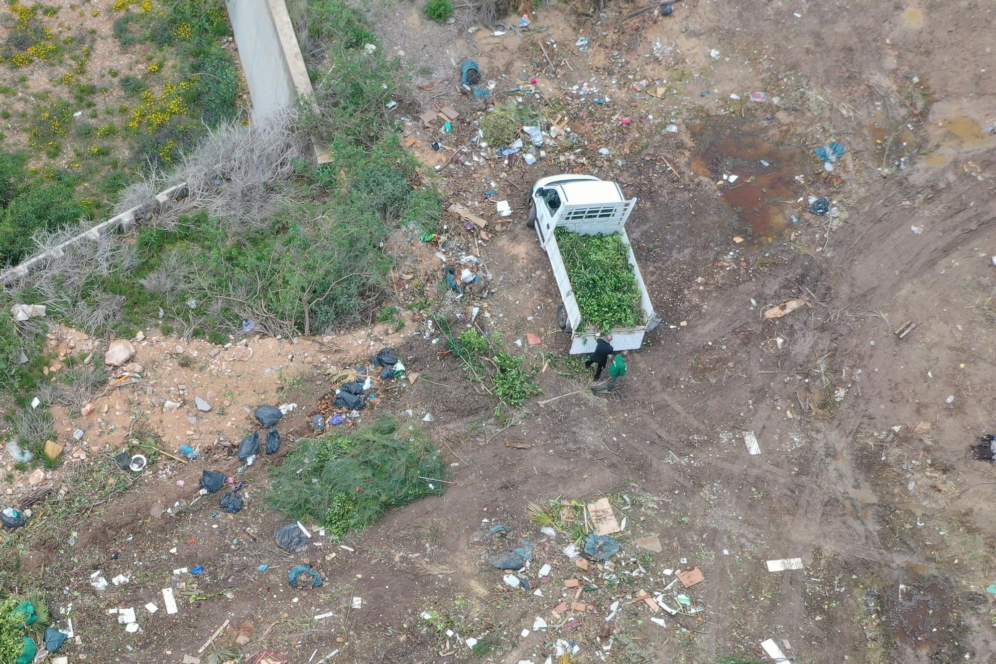 Torrevieja usa el parque abandonado del Alto de la Casilla como vertedero de toneladas de podas y algas