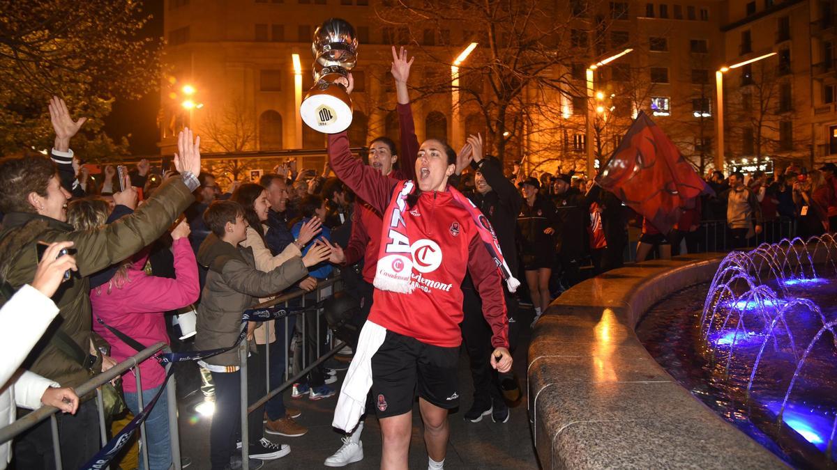 Vega Gimeno levanta la Copa ante su afición durante la celebración en Plaza España.