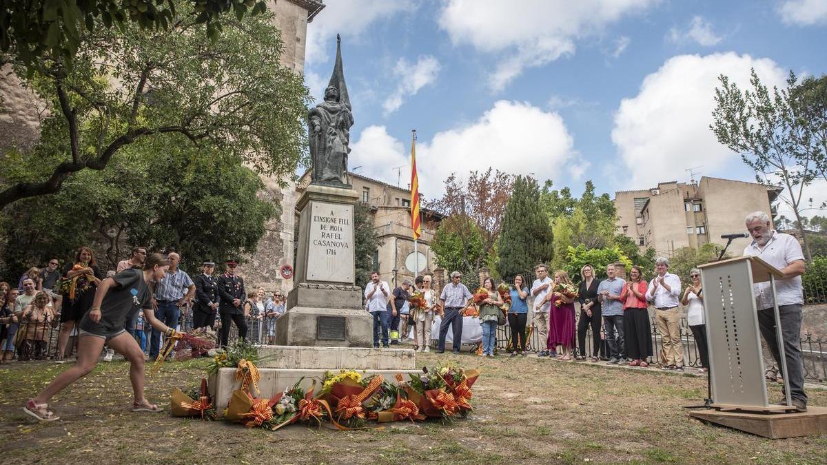 Ofrena floral davant del monument de Rafael Casanova, aquest migdia a Moià