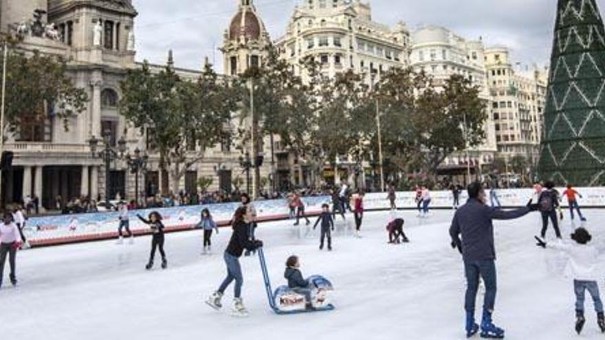 Familias patinando en la pista de hielo de la plaza del Ayuntamiento.