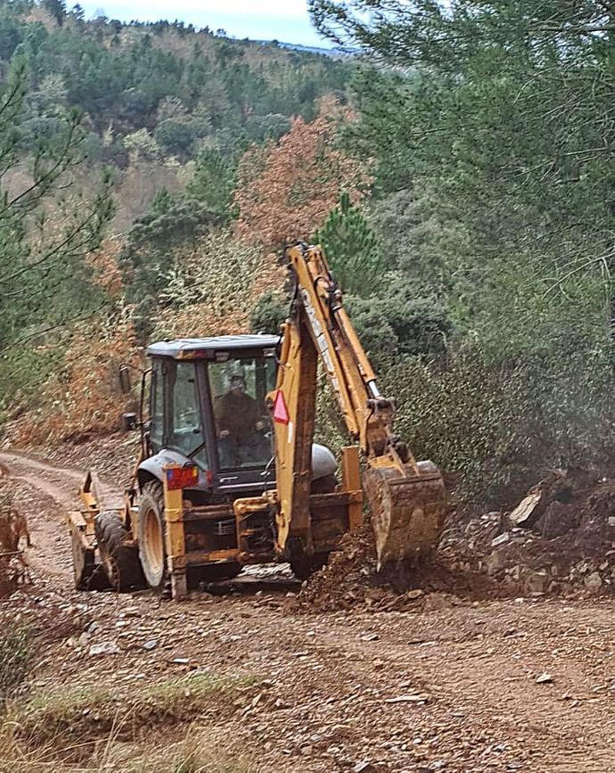 Una excavadora abriendo zanjas en los caminos fronterizos