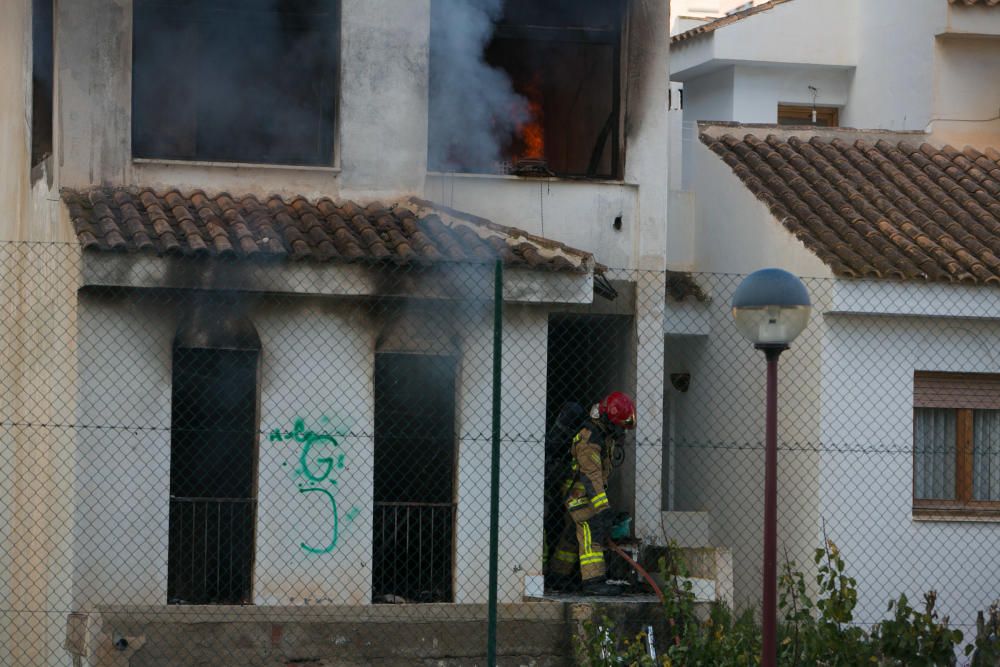 Incendio en un bungalow abandonado en urbanización Jardines de Las Huertas.