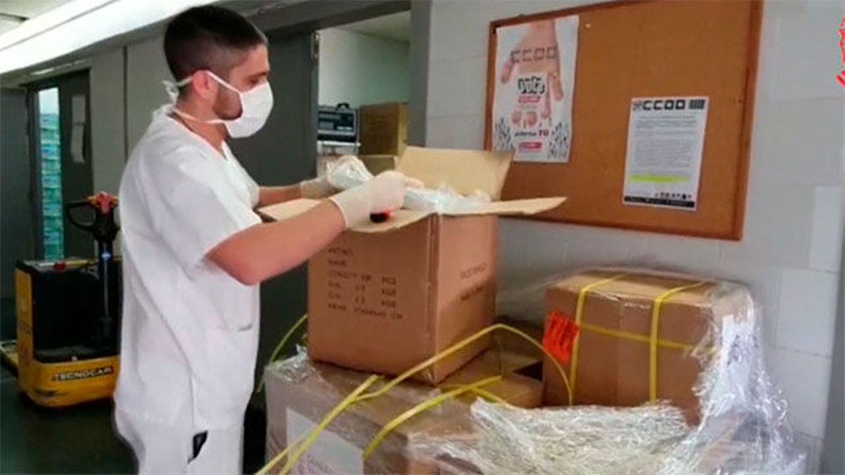 Sanidad comienza a repartir el material sanitario llegado en dos vuelos de China a Valencia