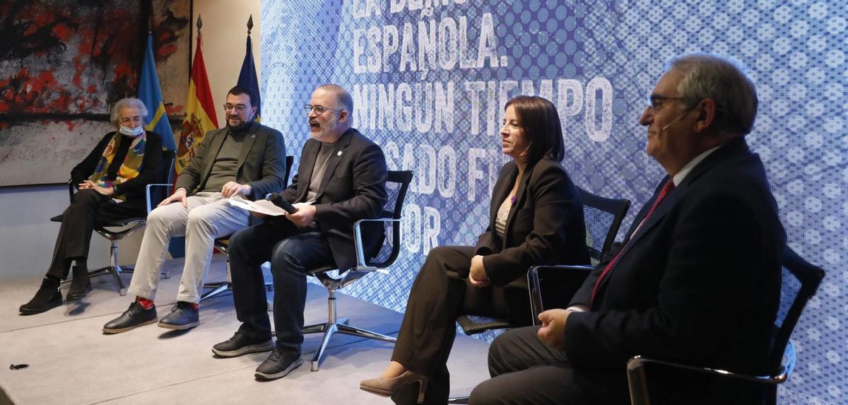 Laura González, Adrián Barbón, Edu Galán (escritor y presentador del acto), Adriana Lastra y José Ramón García Cañal, ayer, en el Palacio de los Condes de Toreno de Oviedo. | FERNANDO RODRÍGUEZ