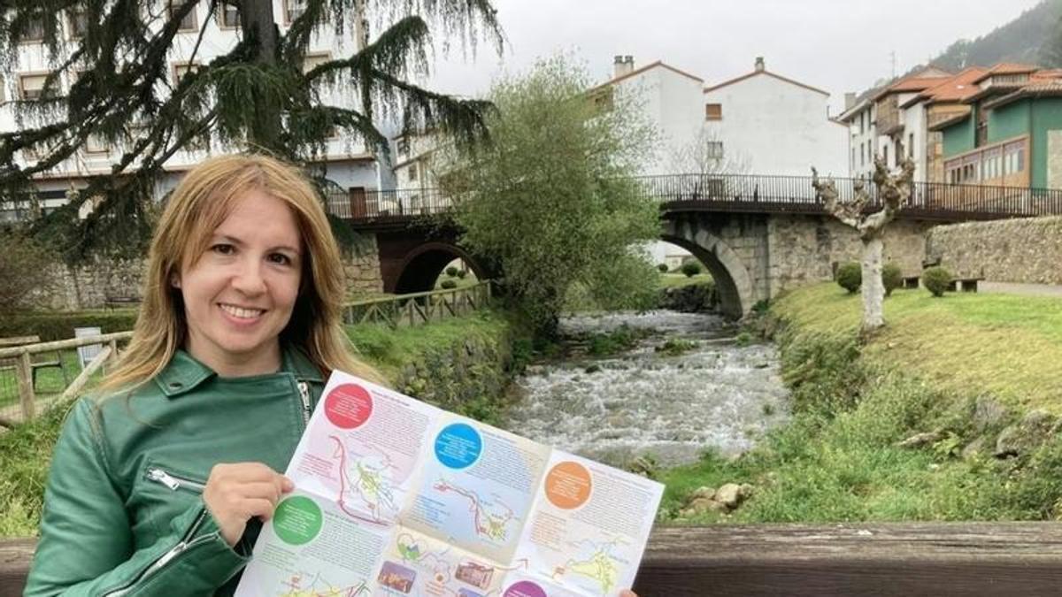 La concejala de Deportes, Sonia García, muestra una guía con rutas saludables en el concejo de Salas.