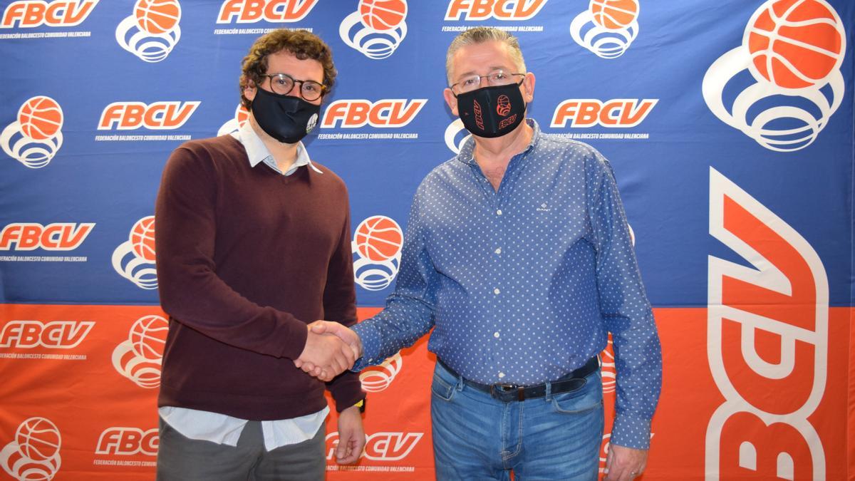 Salvador Fabregat, presidente de la FBCV, y Pau Gaya en representación de InGame Producciones, han rubricado este acuerdo que acercará aún más el baloncesto de la Comunitat Valenciana a todos los aficionados.