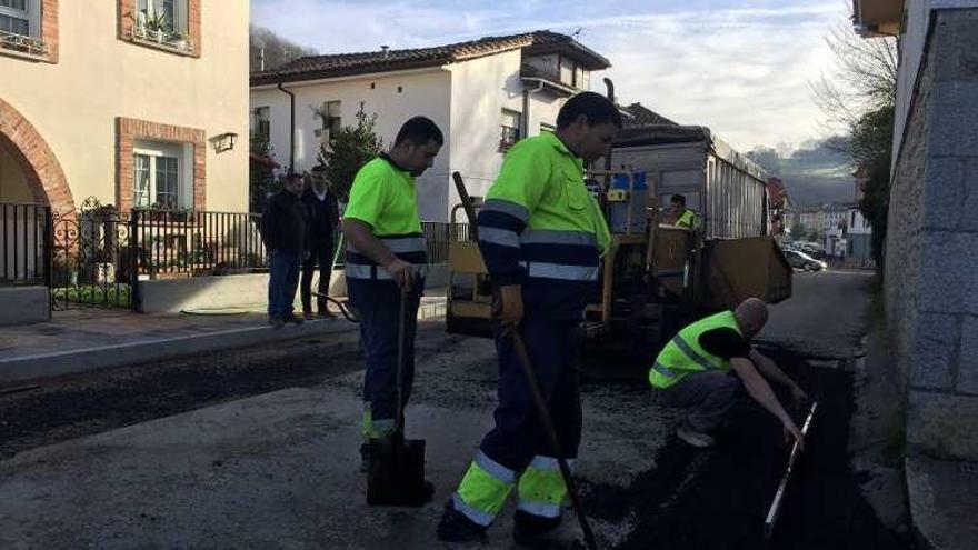 Operarios trabajan en el aglomerado de La Pedrera.