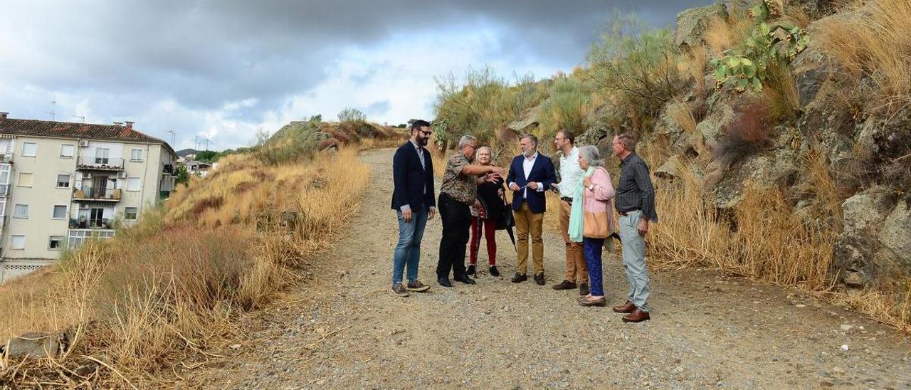 Políticos y vecinos en el camino donde se hará el vial que conectará el norte y el sur de Plasencia.ciacion valle jerte