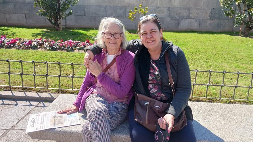 Isabel Alzola, cuidadora no profesional de su madre, María Ángeles Vercher, que tiene alzheimer.