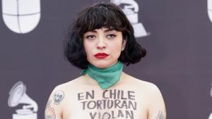 Mon Laferte, con la pintada En Chile torturan, violan y matan en su cuerpo, a su llegada a la gala de los Grammy Latinos.