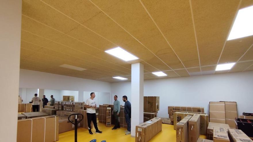 Bueu formaliza el contrato de la piscina municipal de As Lagas e inicia la instalación de las máquinas para las salas del gimnasio