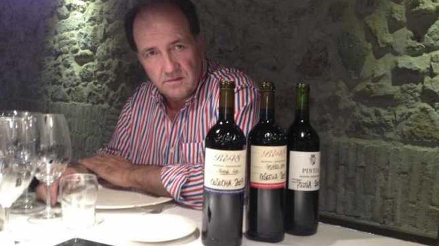 Pablo Álvarez, consejero delegado de Vega Sicilia, con una botella de Pintia.