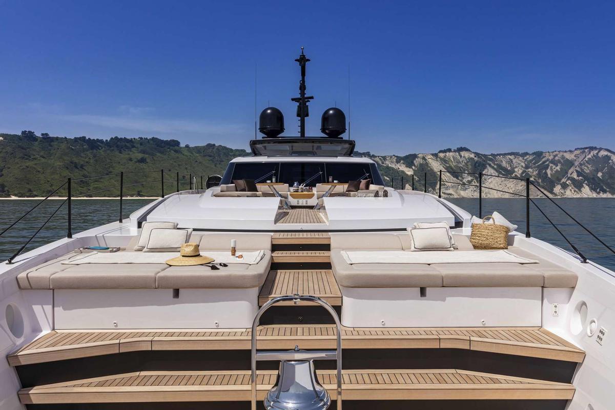Imágenes de un yate de lujo Saetta 106 construído por Custom Line