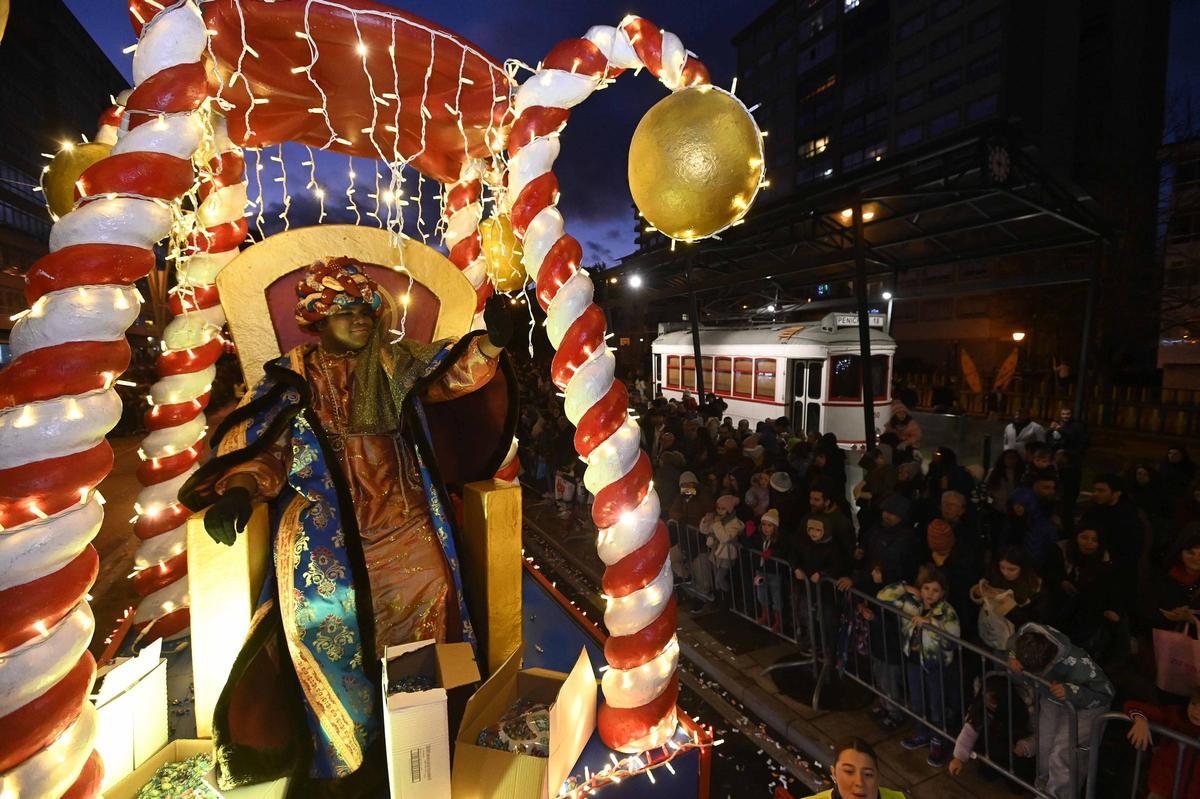 Los Reyes Magos recorren las calles de Vigo