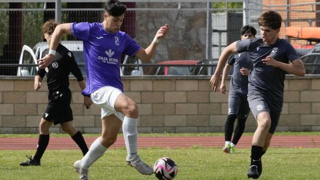 Un jugador del UDC San Lorenzo y otro del Zamora CF se enfrentan durante uno de los partidos del torneo. | JOSÉ LUIS FERNÁNDEZ