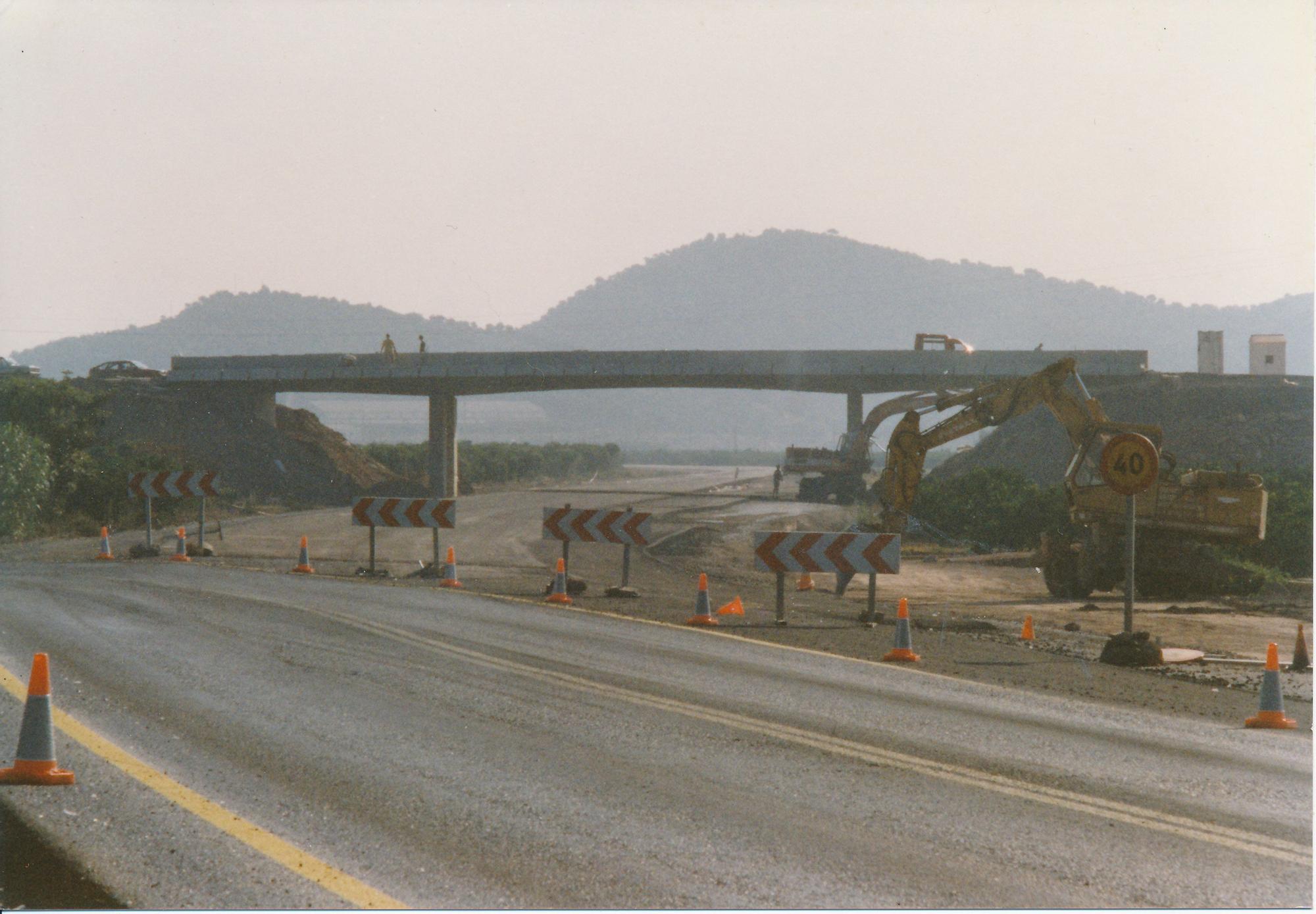 Obras en julio de 1990 en la N-340 de Almenara para derribar el muro.