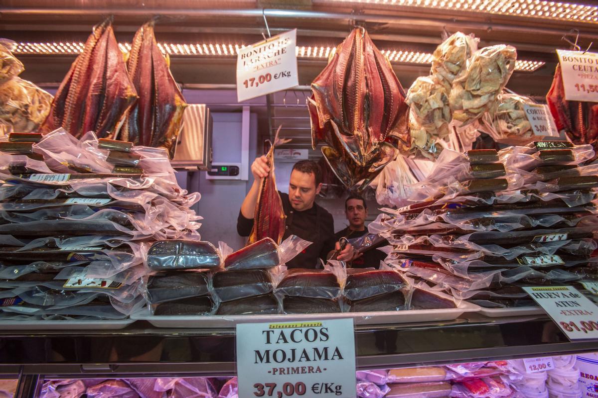 Uno de los puestos de salazones del Mercado Central de Alicante.