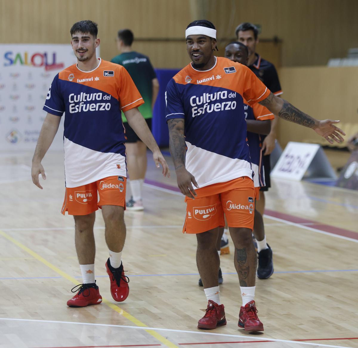 Chris Jones y Guillem Ferrando,  antes del partido ante el Joventut en Salou