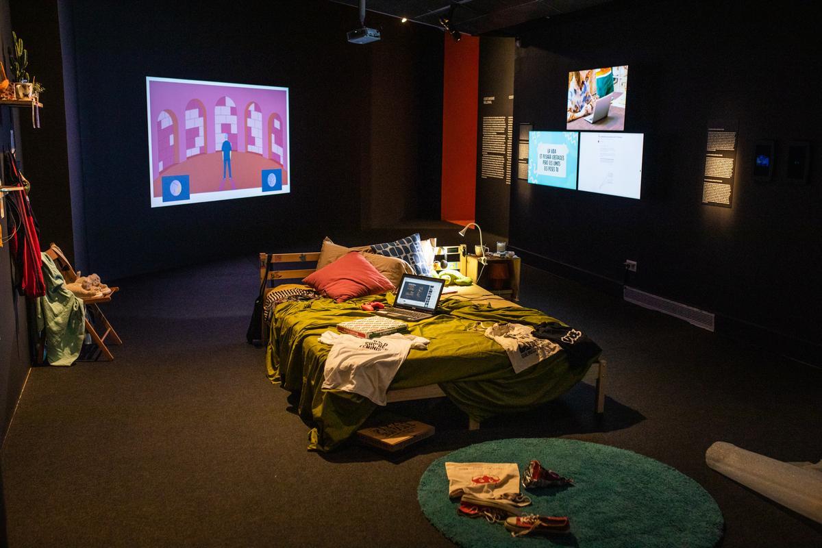 La cama, el ordenador, espacios físicos y virtuales en los que viven las autoras de la generación 'millennial', recreados en el CCCB.