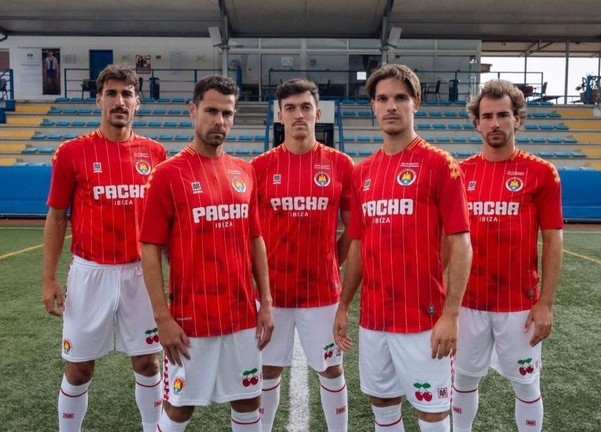 La primera equipación de la SD Ibiza para la temporada 2025-2026