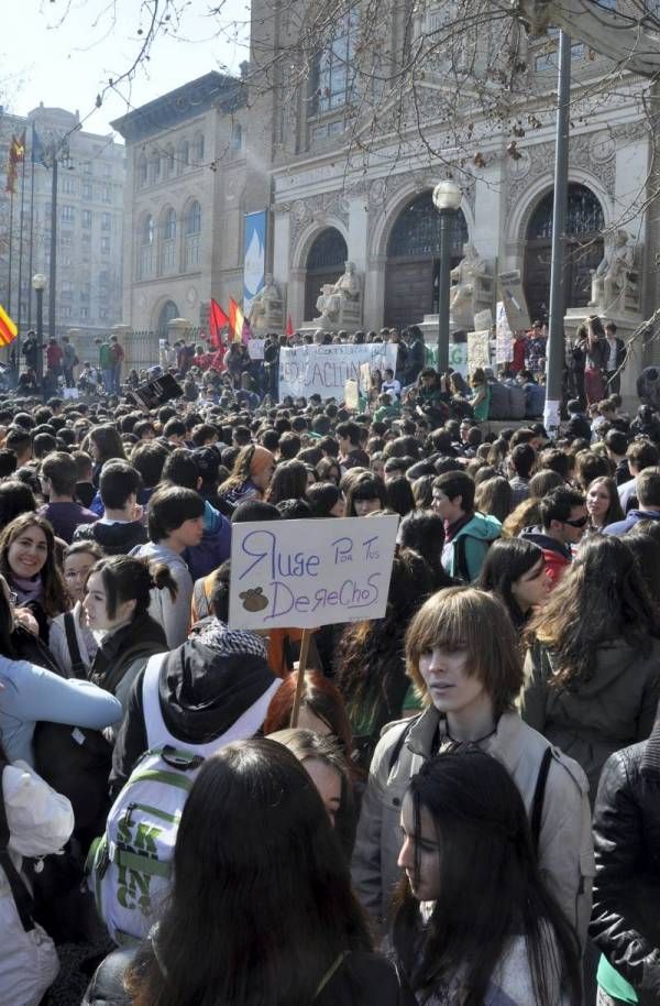 Imágenes de la jornada de huelga estudiantil en Zaragoza