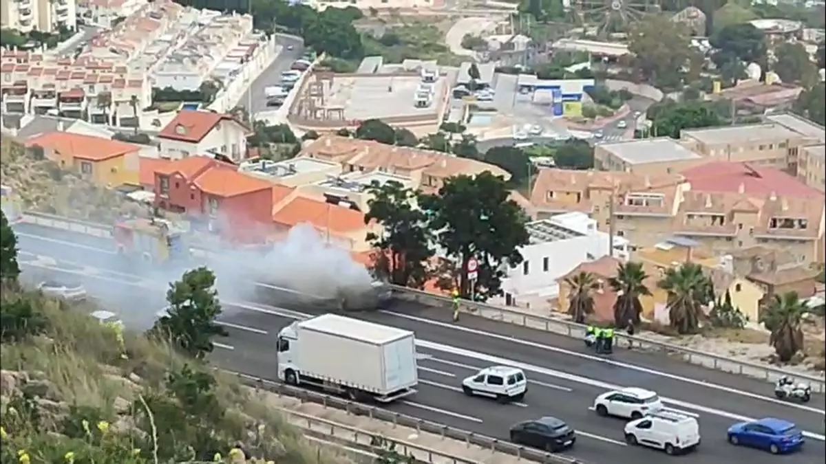 Arde un vehículo en la autovía A-7 a la altura de Benalmádena