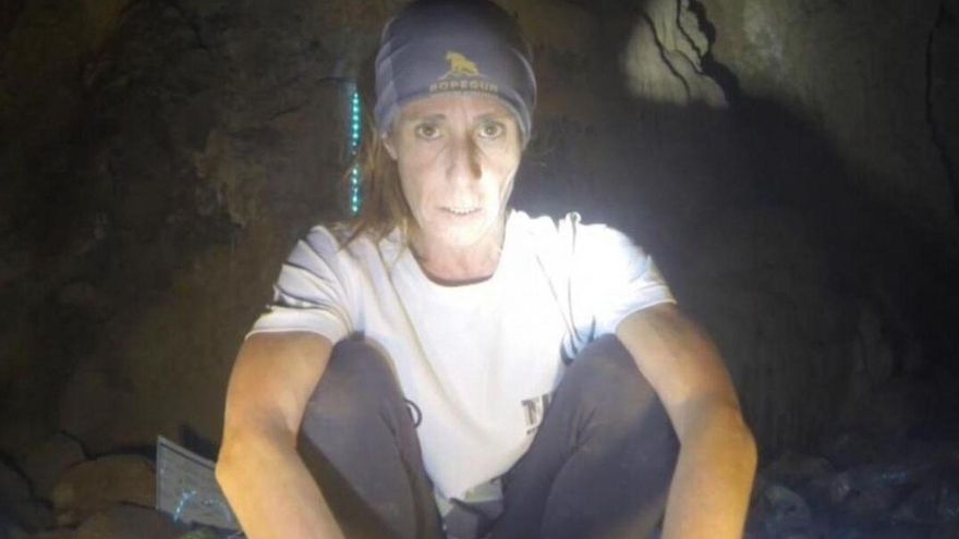 La alpinista Beatriz Flamini sale al exterior tras pasar 500 días sola en una cueva
