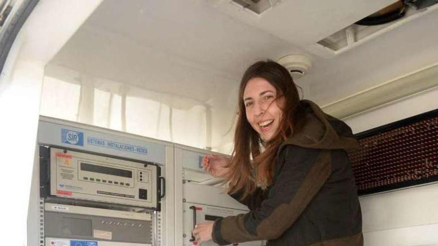 Catalina Rodríguez, en la estación meteorológica. // N. P.